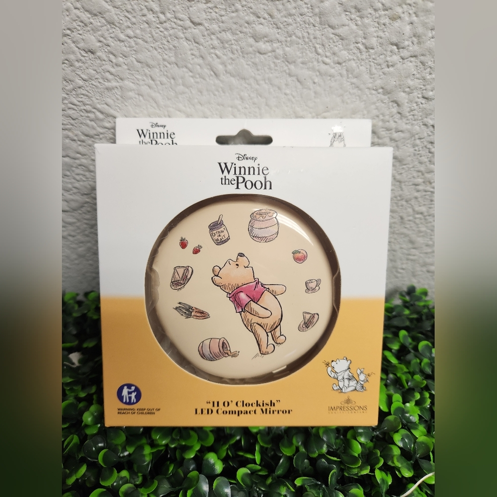Impressions Vanity Winnie The Pooh 11 O'clockish LED Compact Mirror